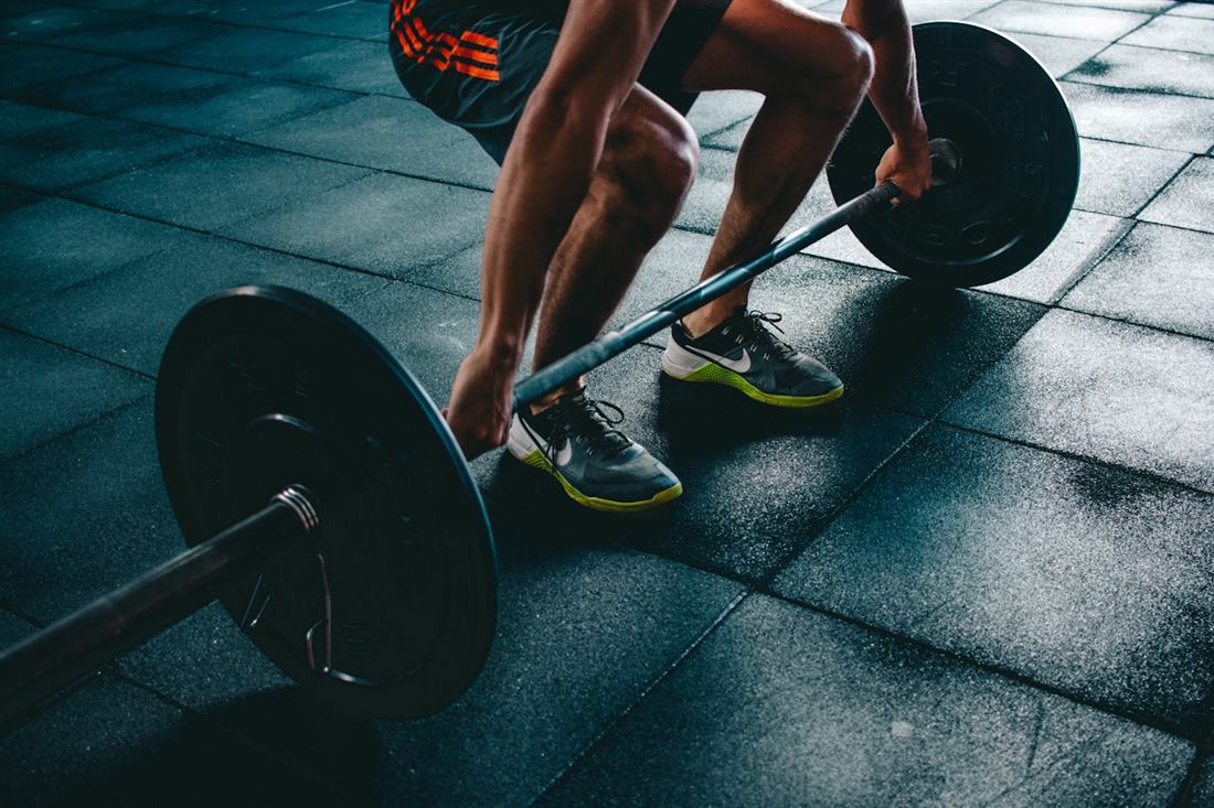 Deportista levantando una barra en el gimnasio