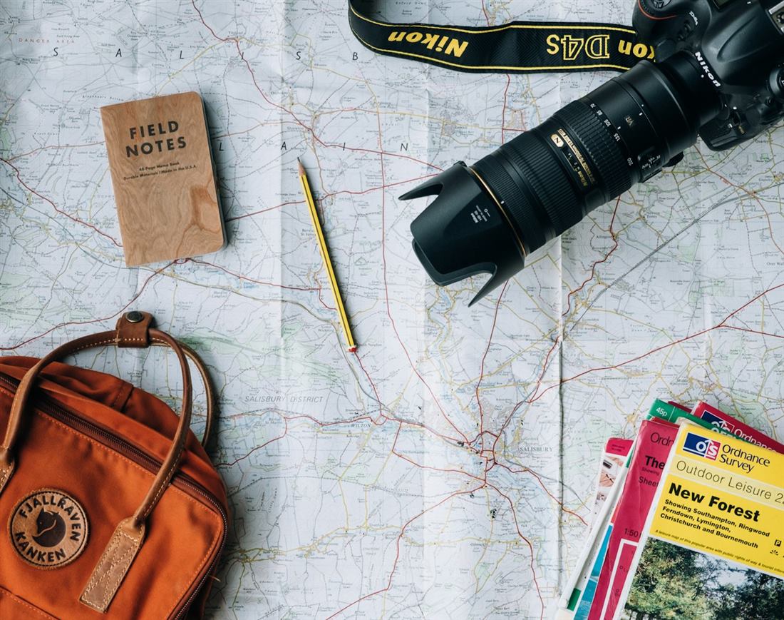 Mapa con cámara de fotos y cuaderno de viaje